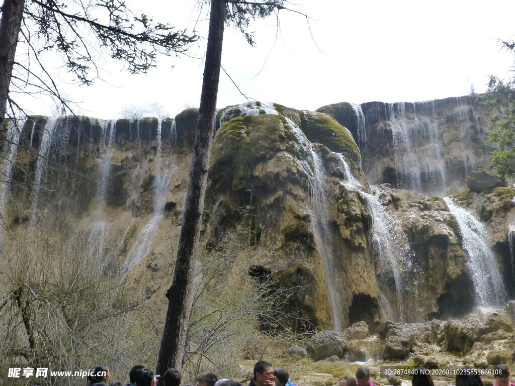 壮观瀑布吸引众多游客