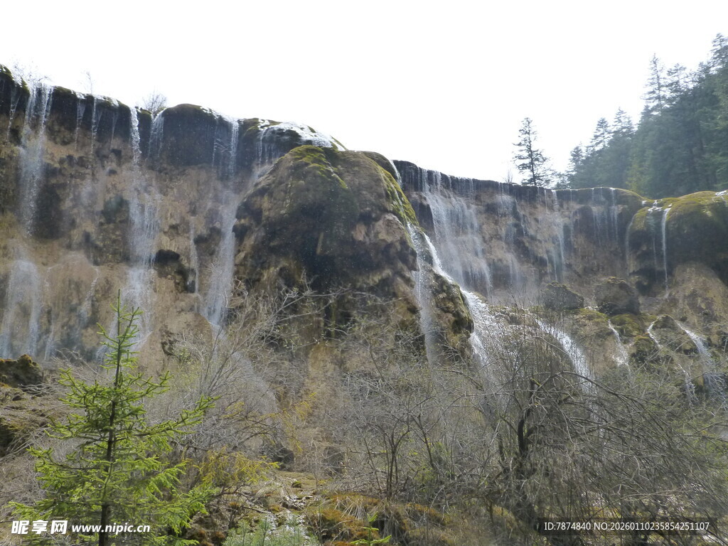 山间壮观瀑布景色