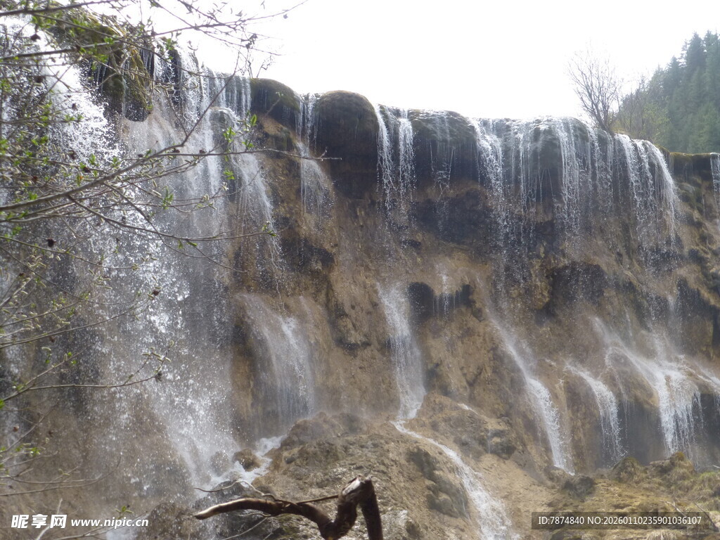 壮观山间瀑布美景