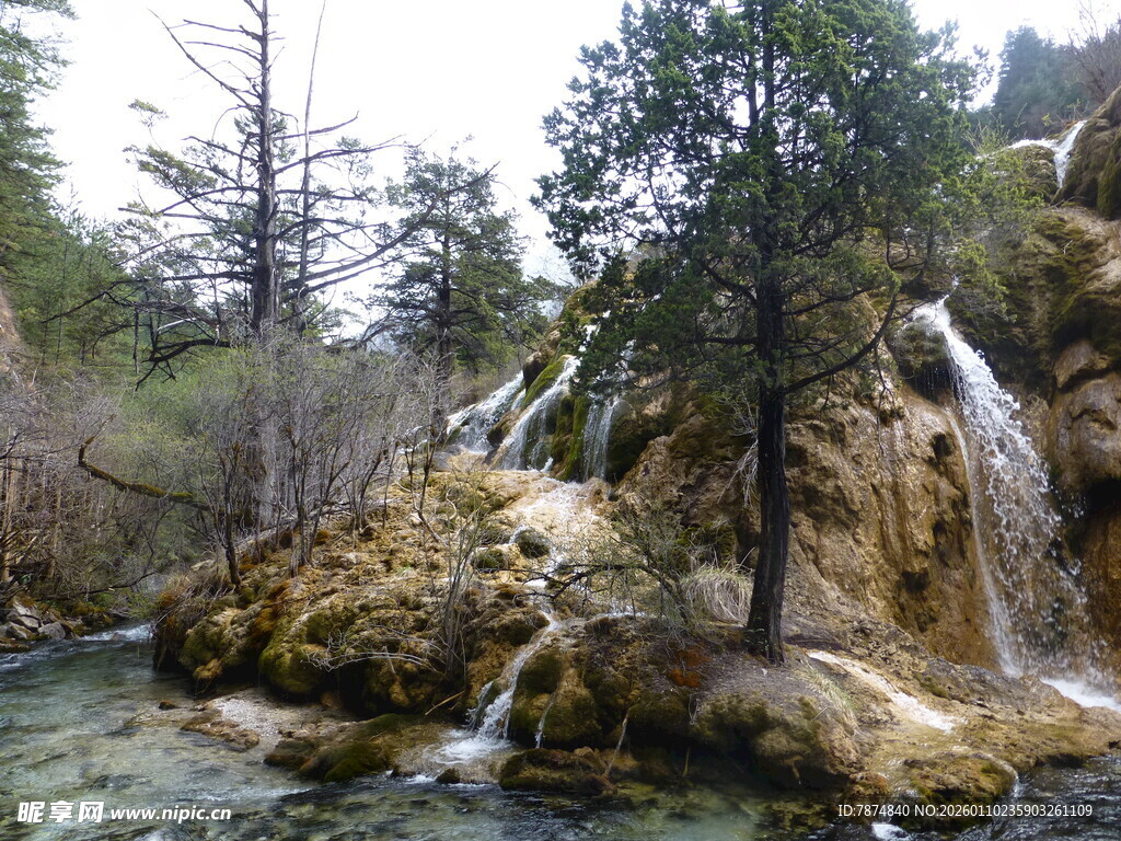 山间秀丽瀑布溪流景观