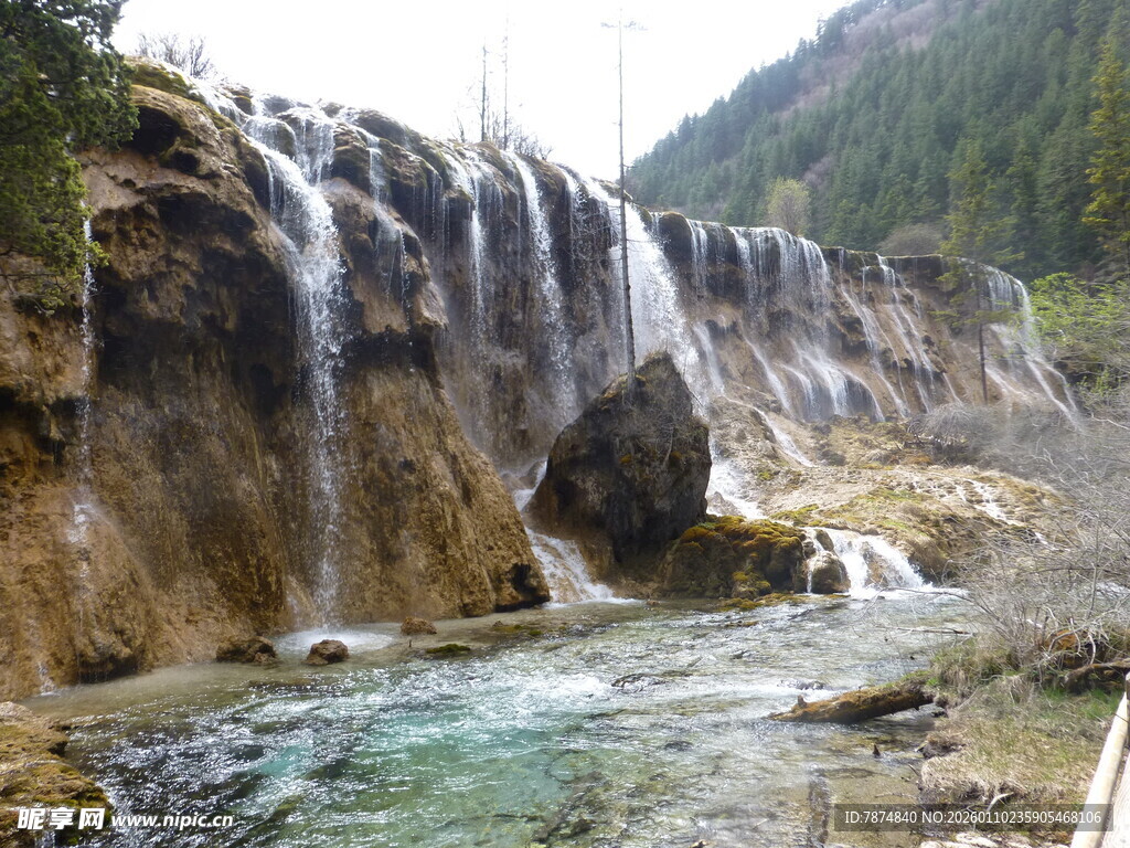 山间壮丽瀑布景观