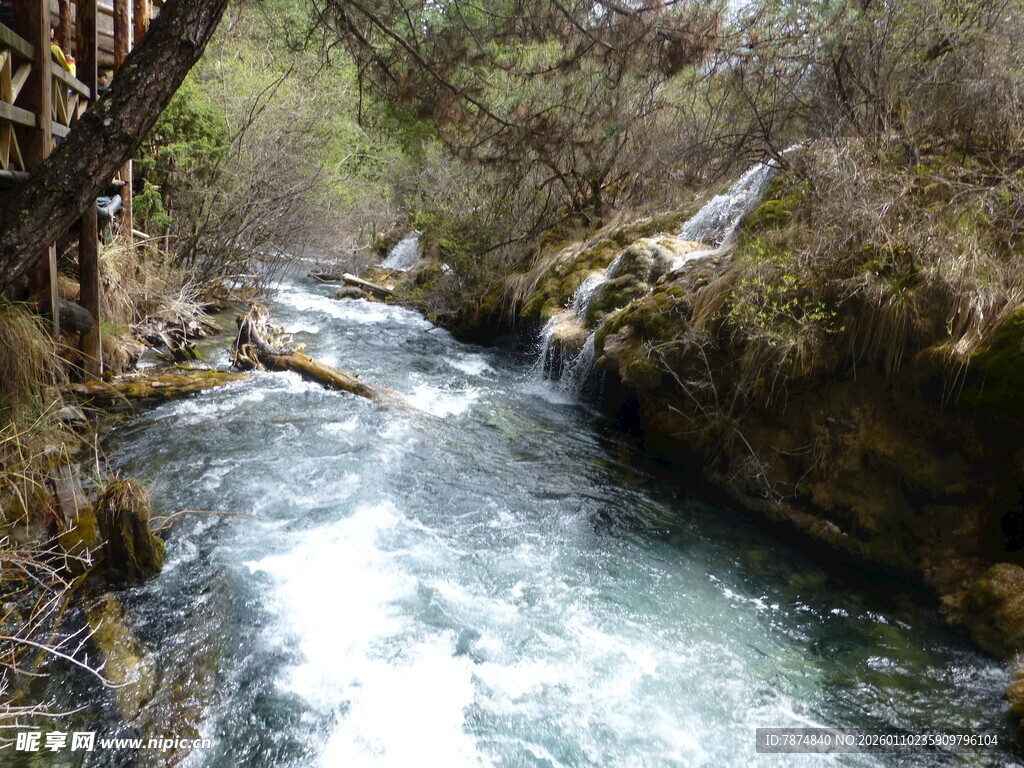 山间溪流潺潺的自然美景