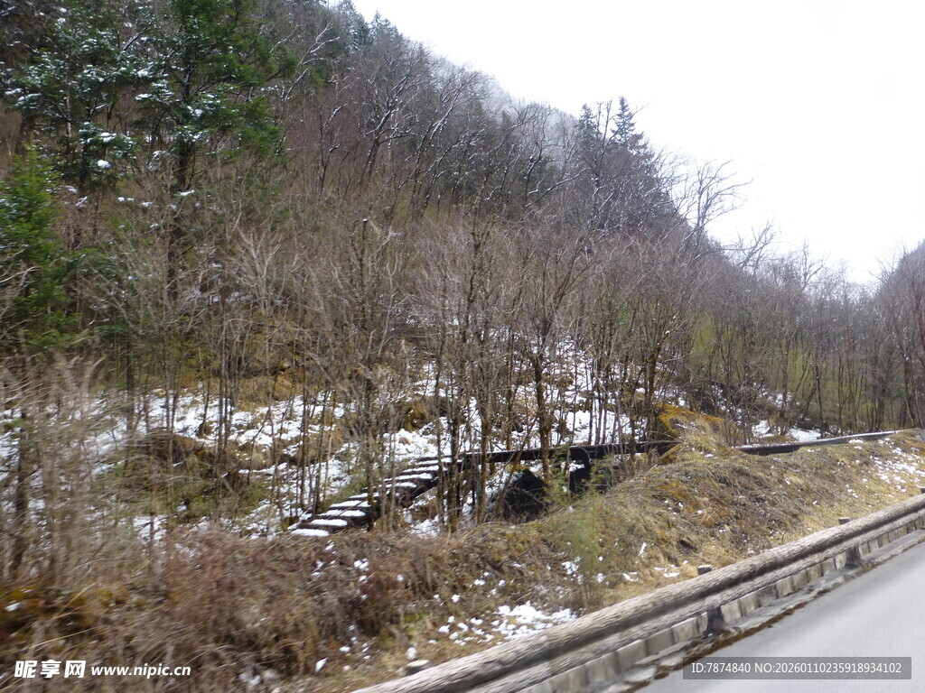 冬日山林旁的公路景象