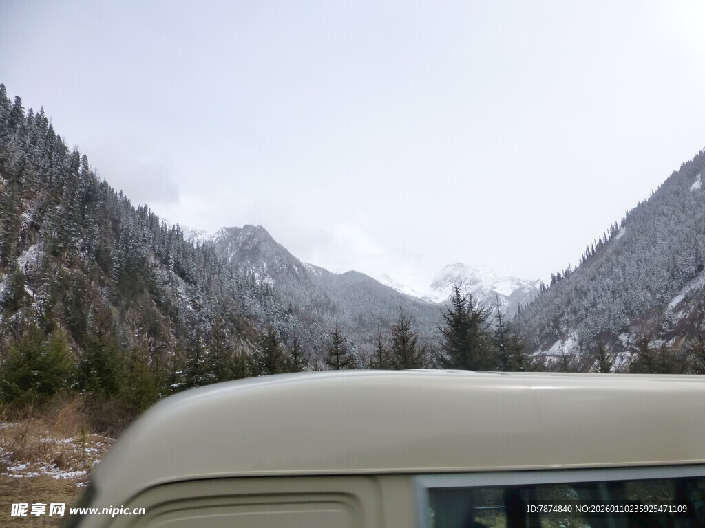 山间公路上的复古汽车