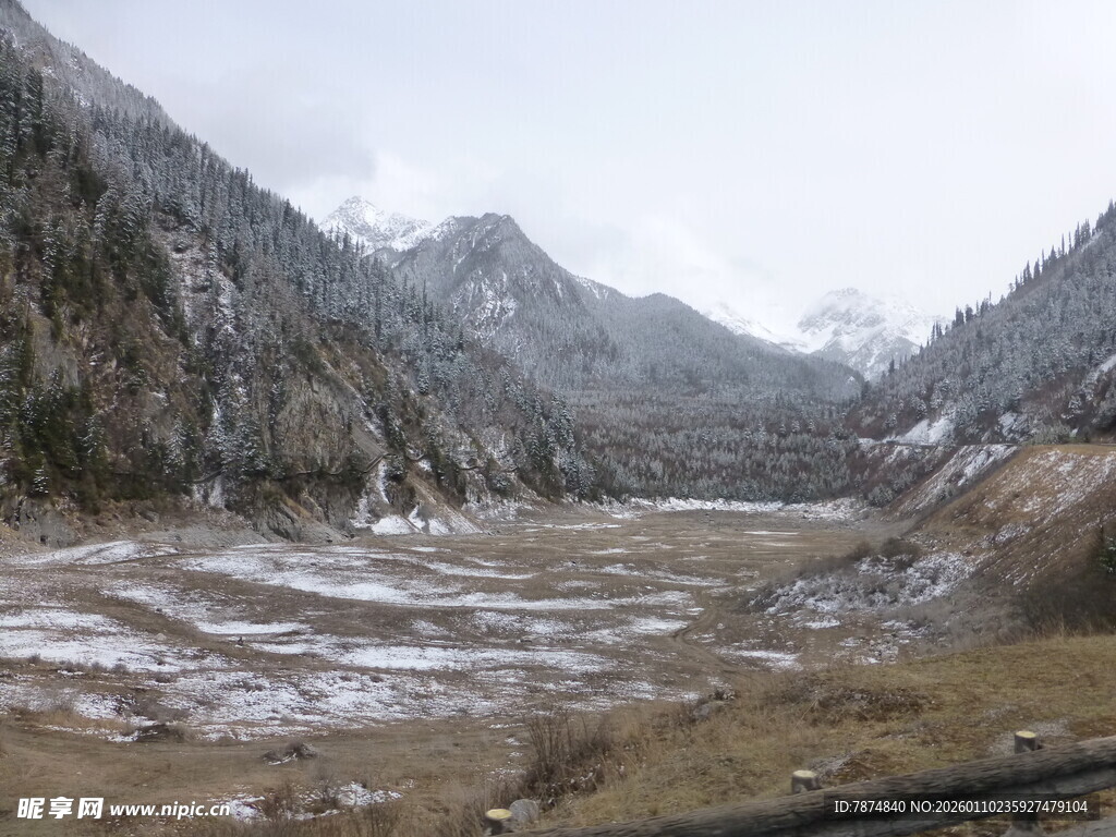 雪山下的开阔山谷景观