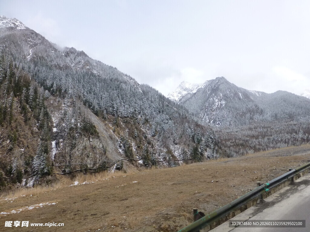 山间公路旁的壮丽雪景