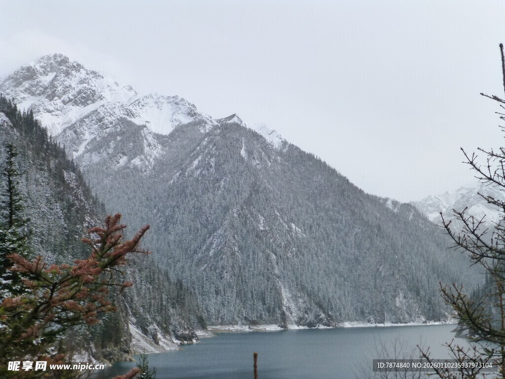雪山下的静谧湖泊
