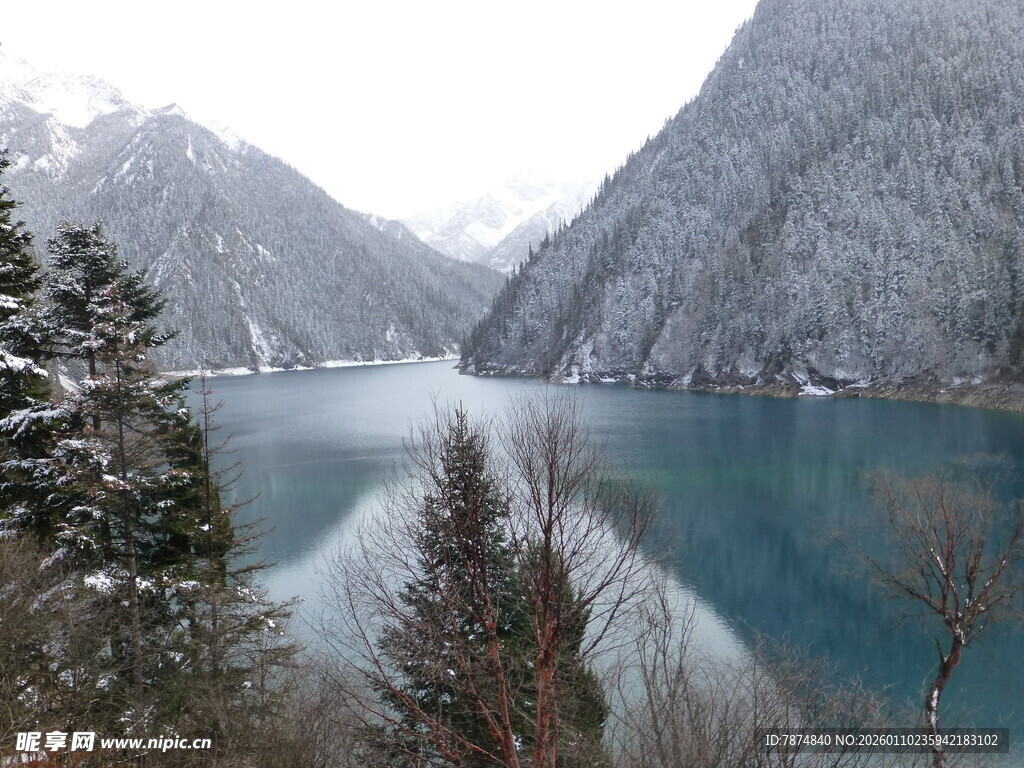 冬日雪山下的静谧蓝湖