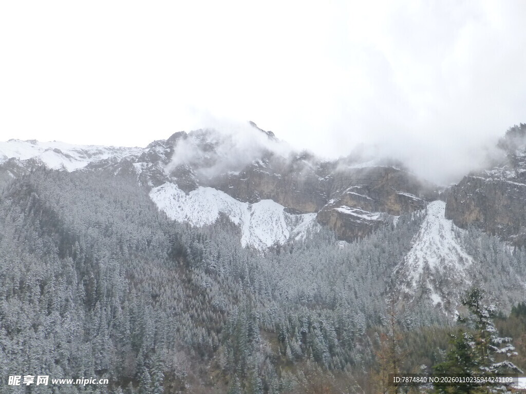 雪覆山峦 云雾缭绕之景