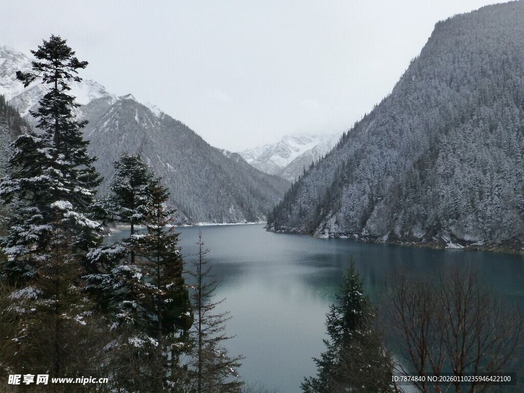 冬日雪山下的静谧湖泊