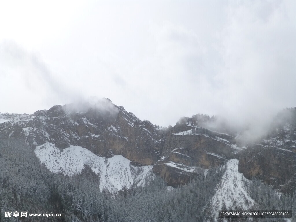 云雾缭绕的雪山美景