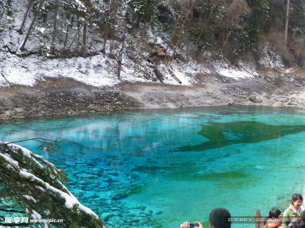清澈蓝湖旁的游人景致