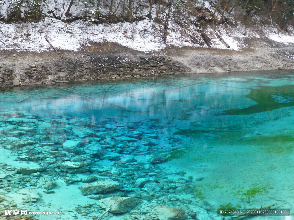 清澈蓝绿色湖水雪景