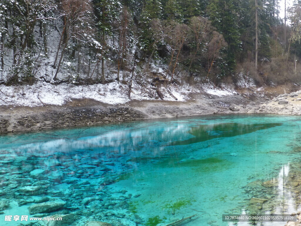 清澈蓝绿湖水与岸边雪景
