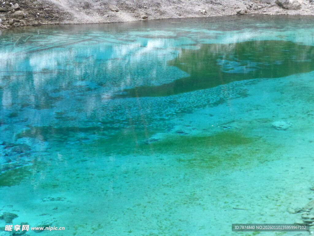 清澈蓝绿色的美丽湖水