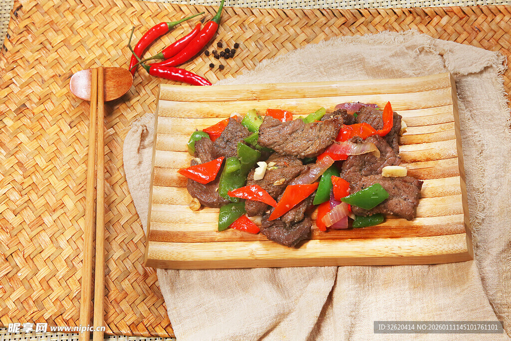 香煎牛肉配红椒