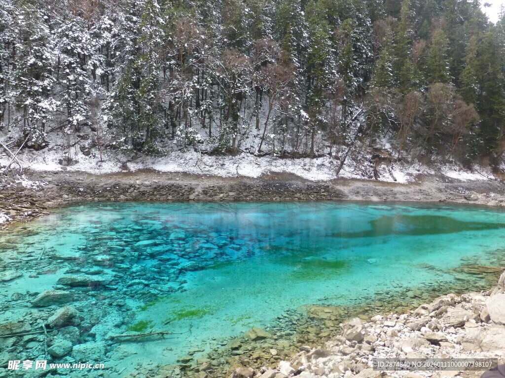 蓝绿色清澈湖水与雪景
