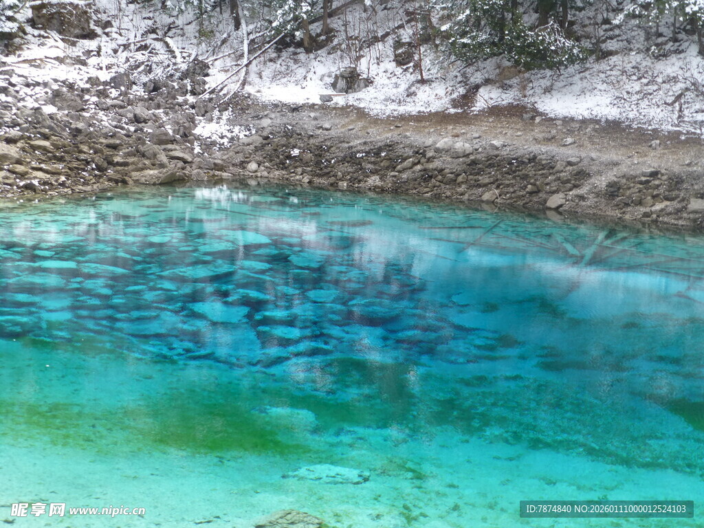 清澈蓝绿相间的美丽水域