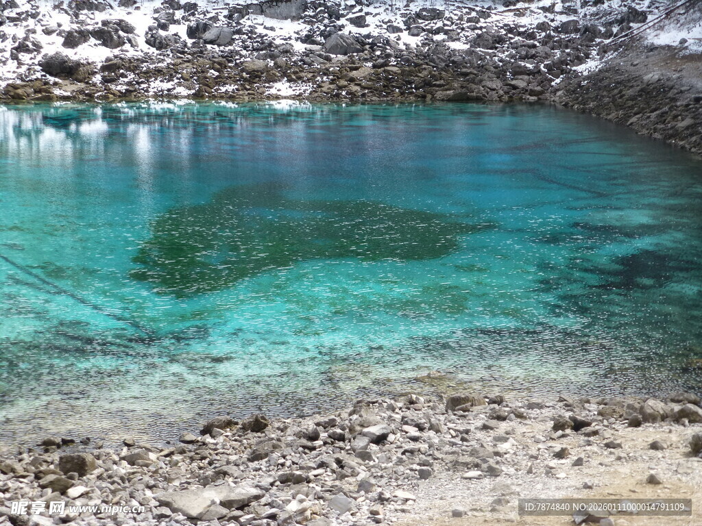 清澈见底的海边浅滩水域