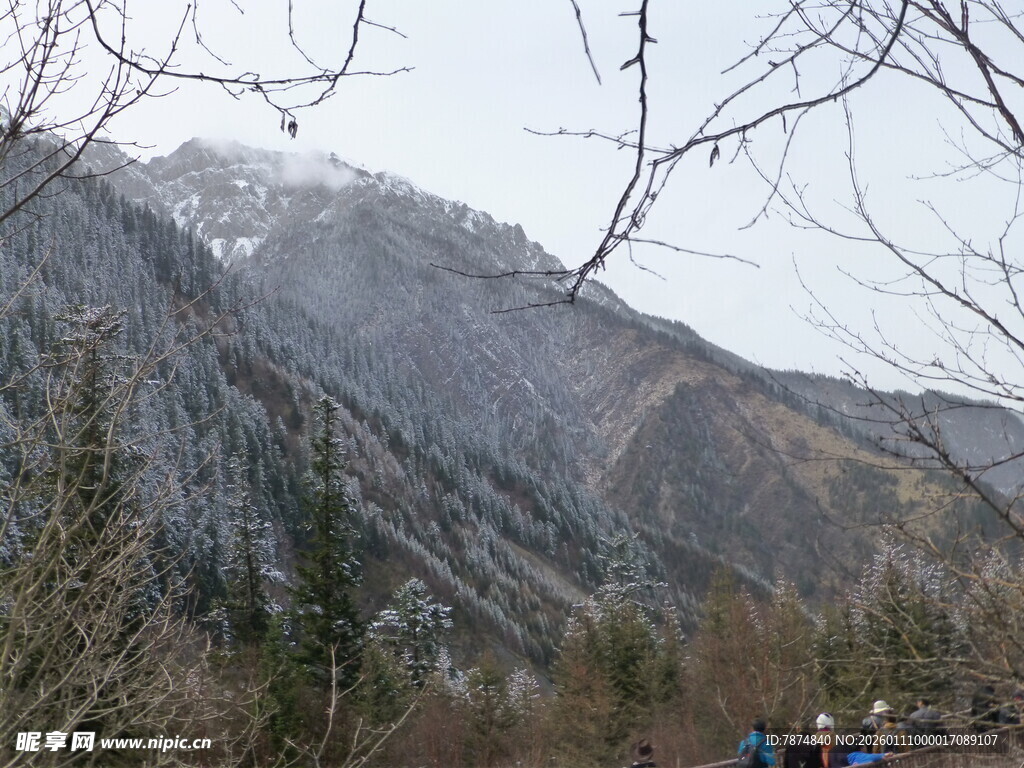 山间徒步队伍与雪景