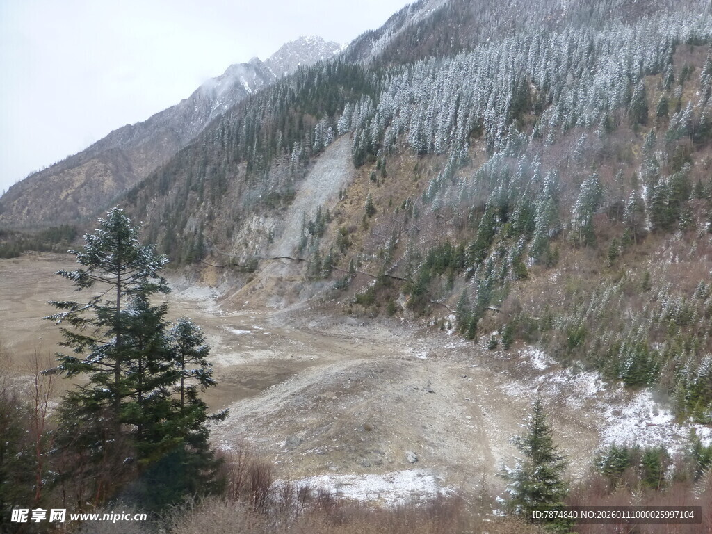 山间开阔地带雪景
