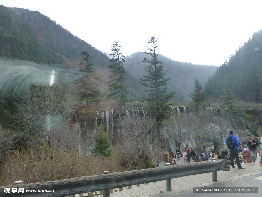 山间公路旁的徒步人群