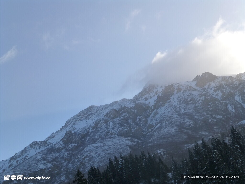 雪山之巅 云雾缭绕之景