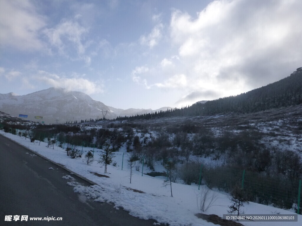 冬日雪景中的山村公路