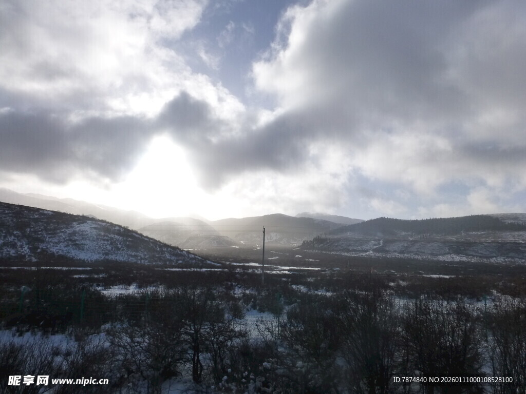 冬日雪后山间壮丽云景