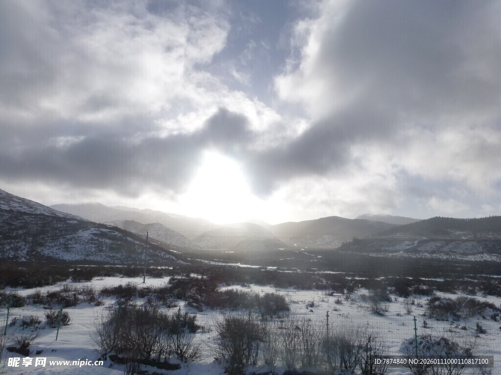 冬日雪野中的壮丽阳光景观