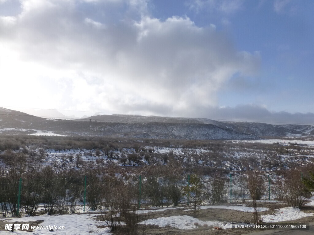 冬日雪覆山谷全景风光