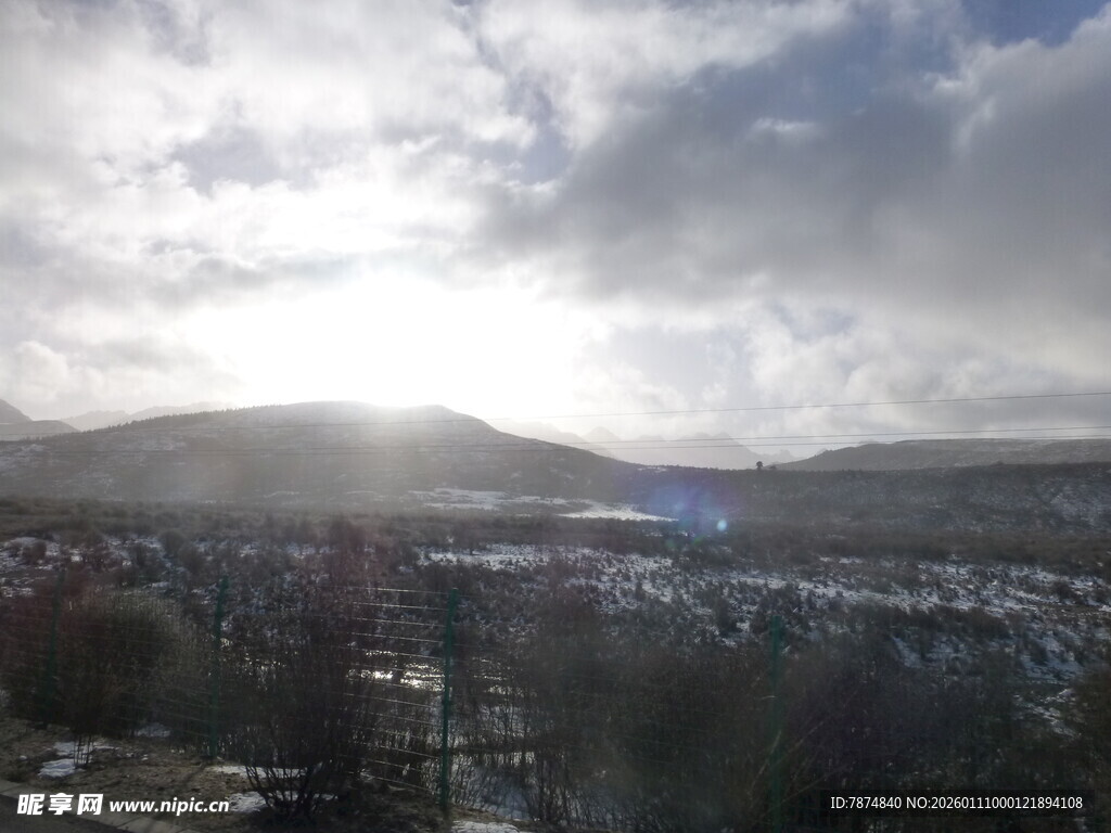 冬日阳光照耀下的城镇风景