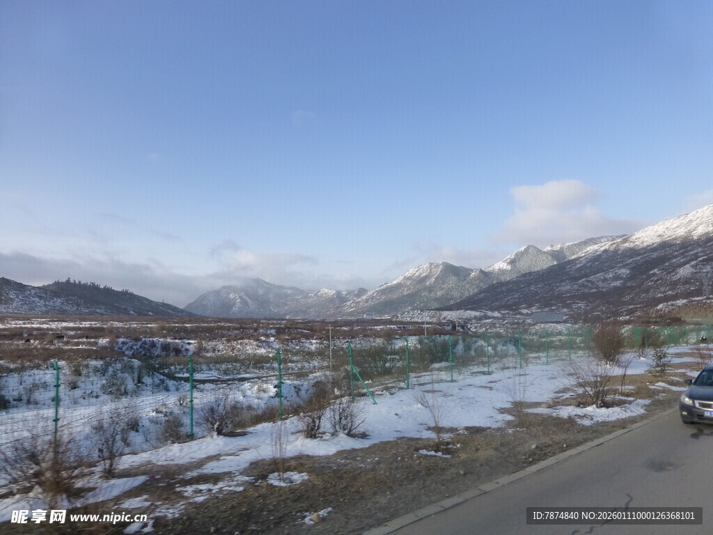 冬日雪覆山间公路美景