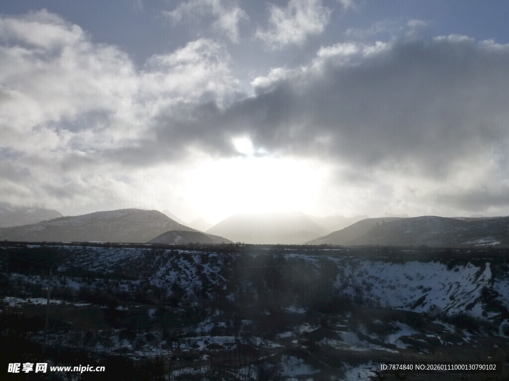 山间云隙透阳光美景