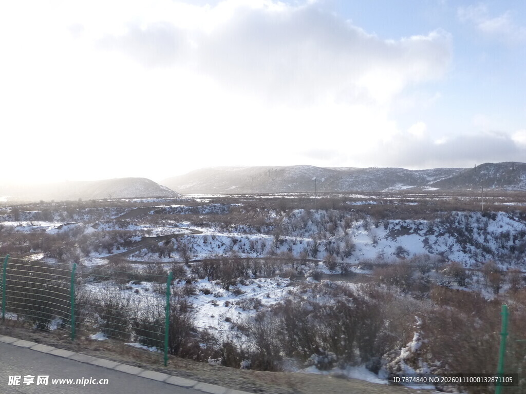 冬日雪覆城镇远景