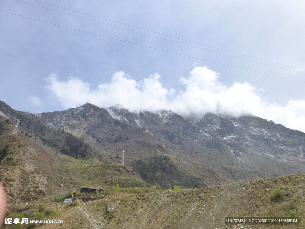 壮丽山景 蓝天白云相伴