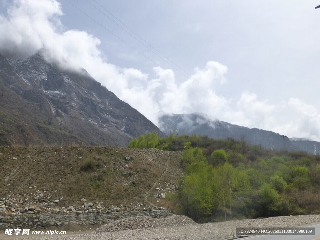 山间路旁绿意与远山景色