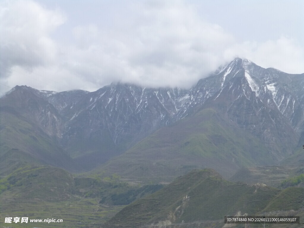 巍峨雪山与葱郁山峦