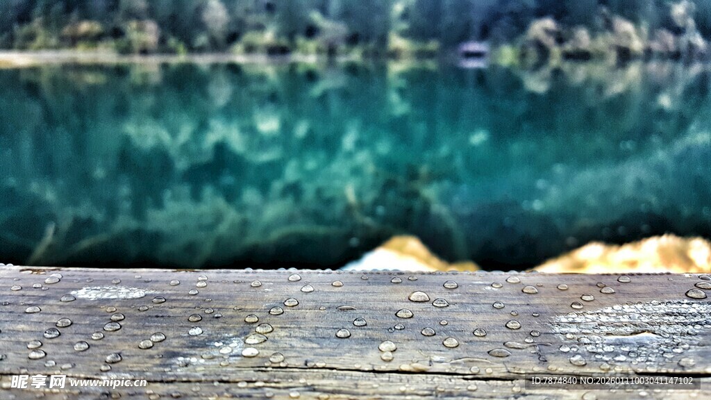 清澈湖水边的木质平台