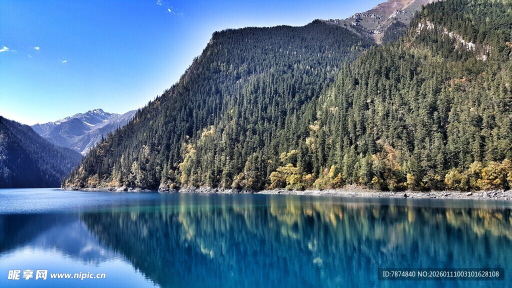 梦幻蓝湖映青山
