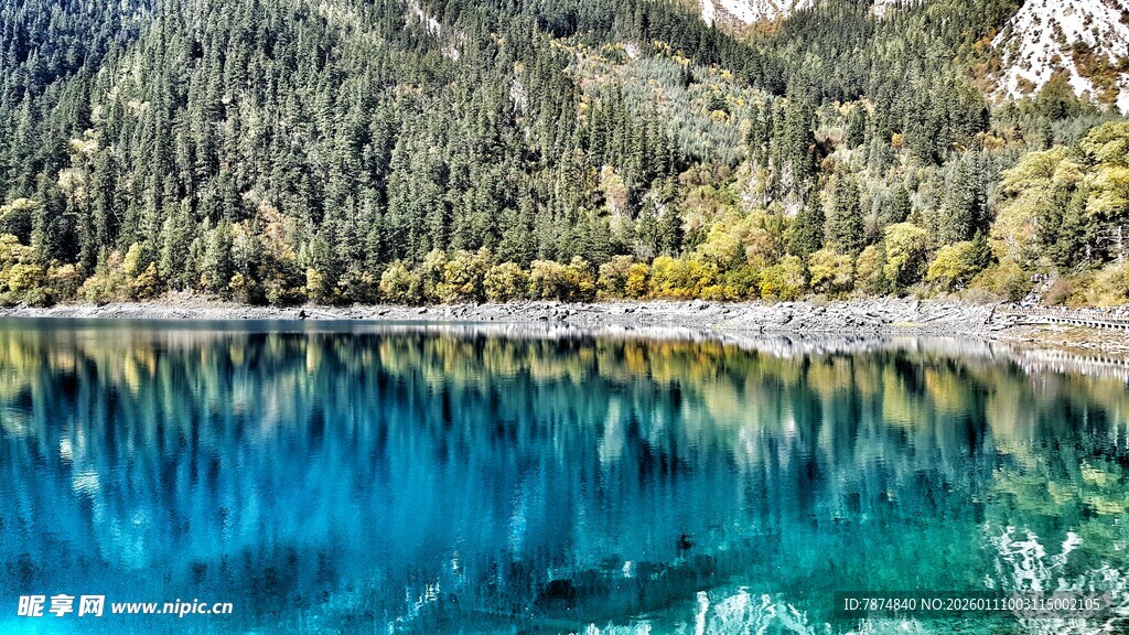 梦幻蓝湖 山林环绕的美景