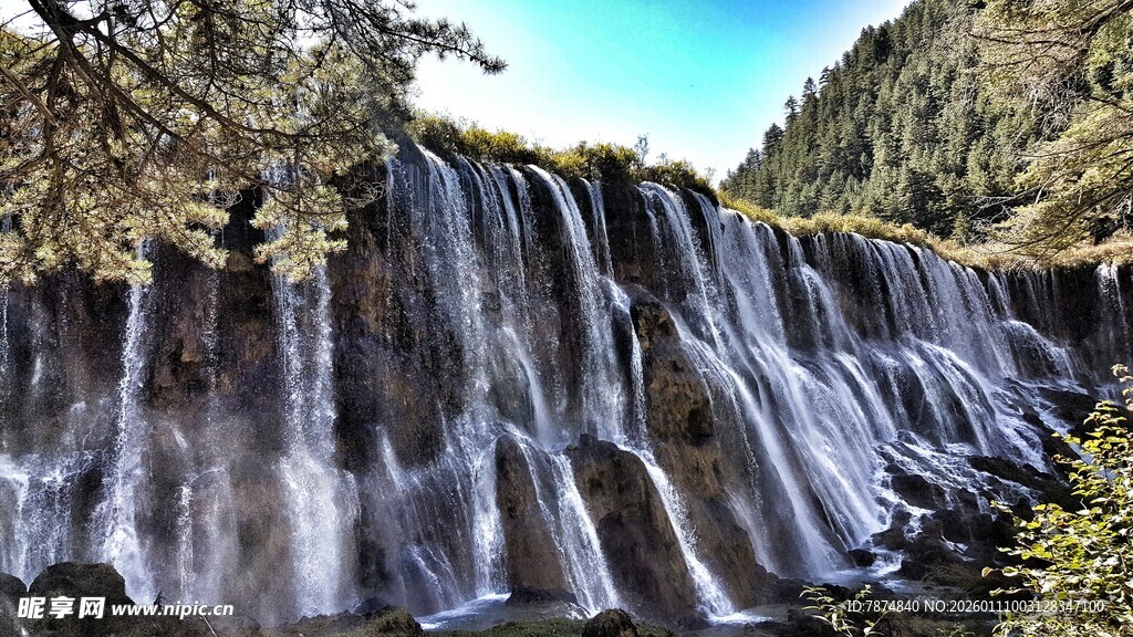 山间层叠瀑布景观