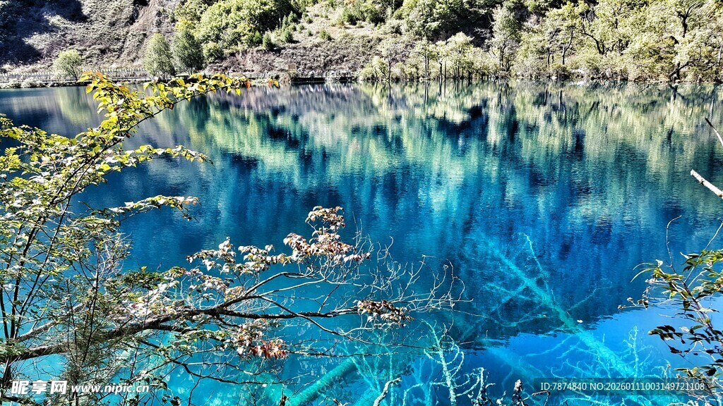 梦幻蓝湖 山水相依之景