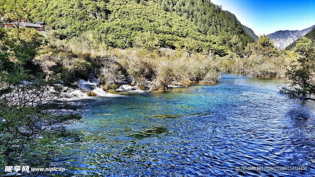 山间清澈河流自然风光