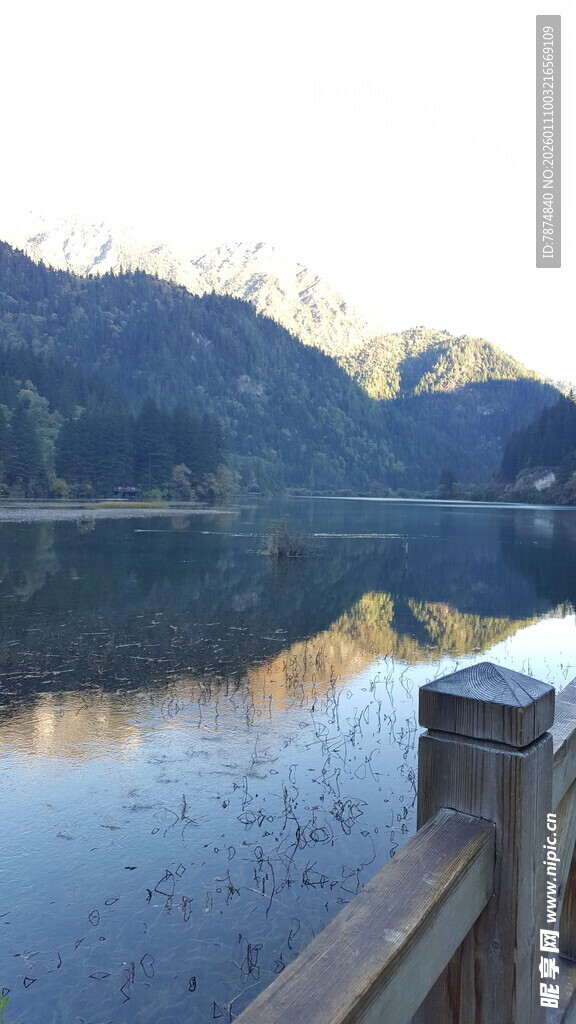 湖畔木栏处的山水美景