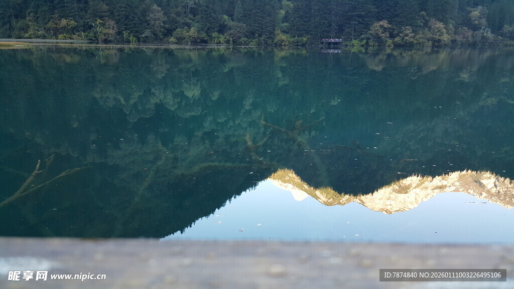 湖面倒映山峦美景
