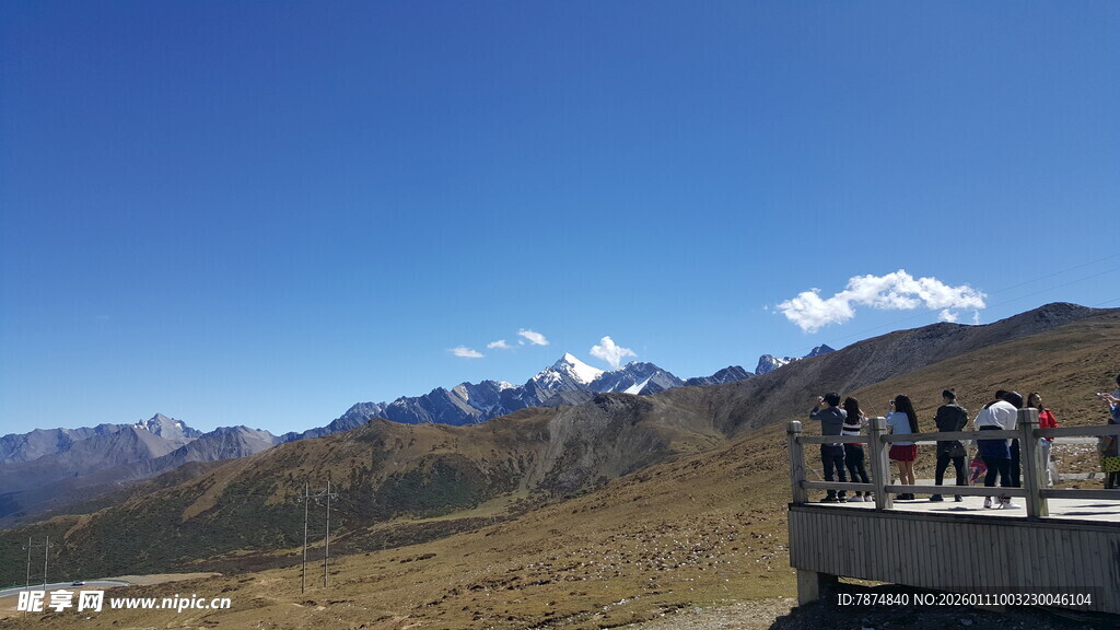雪山美景前的观景人群