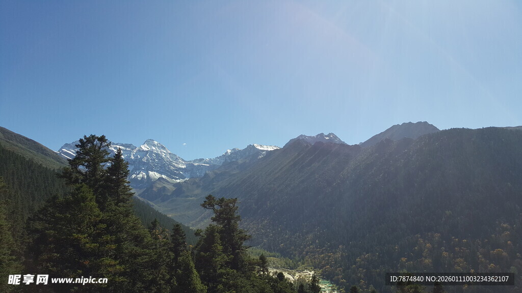 高山美景 阳光照耀山谷