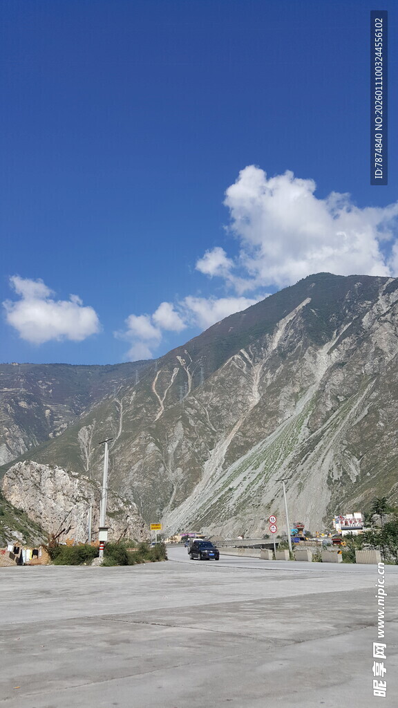 壮丽山景下的开阔场地