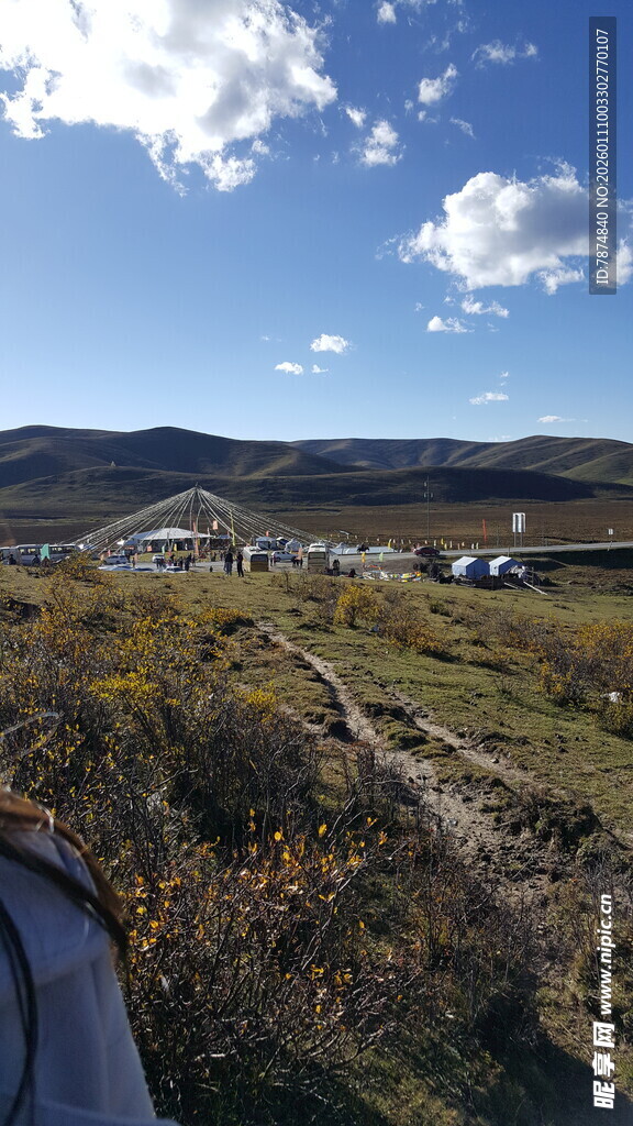 草原风光与远处的帐篷